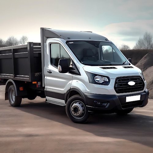 Biały bus z paką wywrotką na placu budowy